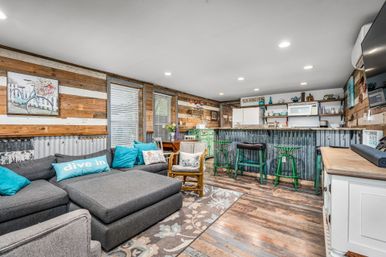 Blue Sky On the Comal - Sleeps 12 - Riverfront image 8