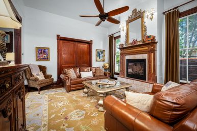 Zink Haus - The Ultimate Downtown NB Stay - Sleeps 16 image 16