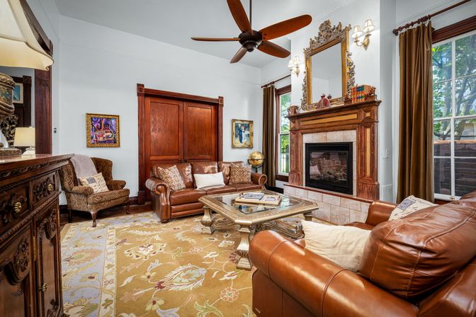 Zink Haus - The Ultimate Downtown NB Stay - Sleeps 16 image 16