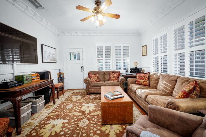 Zink Haus - The Ultimate Downtown NB Stay - Sleeps 16 image 13