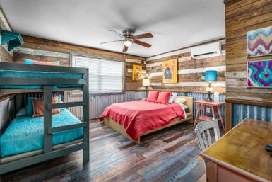 Blue Sky On the Comal - Sleeps 12 - Riverfront image 15