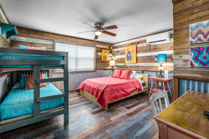 Blue Sky On the Comal - Sleeps 12 - Riverfront image 15