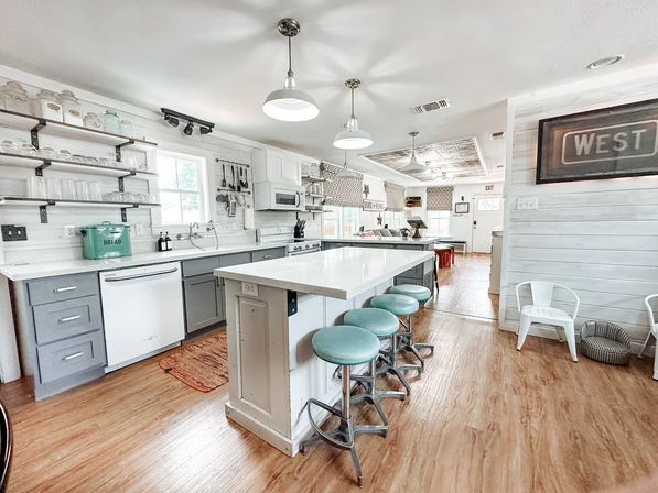 Walk to Schlitterbahn & River - Group Getaway Spot image 5