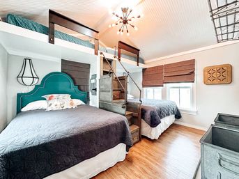 Walk to Schlitterbahn & River - Group Getaway Spot image 10