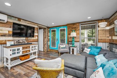 Blue Sky On the Comal - Sleeps 12 - Riverfront image 9