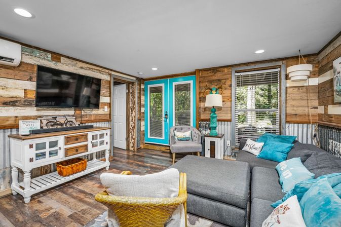 Blue Sky On the Comal - Sleeps 12 - Riverfront image 9