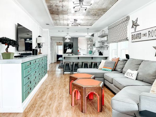 Walk to Schlitterbahn & River - Group Getaway Spot image 4