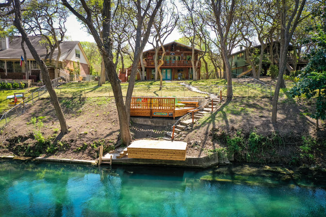 Blue Sky On the Comal - Sleeps 12 - Riverfront image 6
