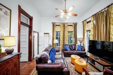 Zink Haus - The Ultimate Downtown NB Stay - Sleeps 16 image 15