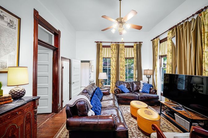 Zink Haus - The Ultimate Downtown NB Stay - Sleeps 16 image 15