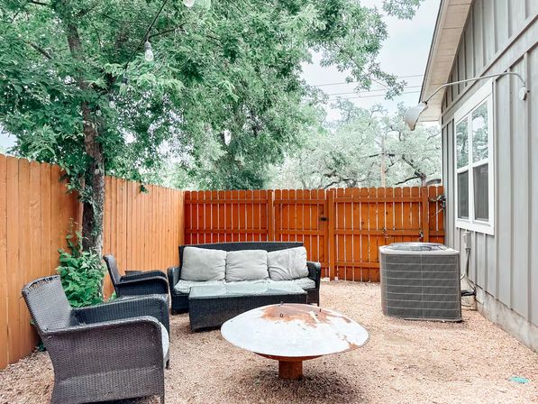 Walk to Schlitterbahn & River - Group Getaway Spot image 14