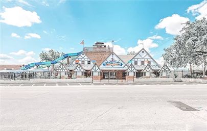 Walk to Schlitterbahn & River - Group Getaway Spot image 15