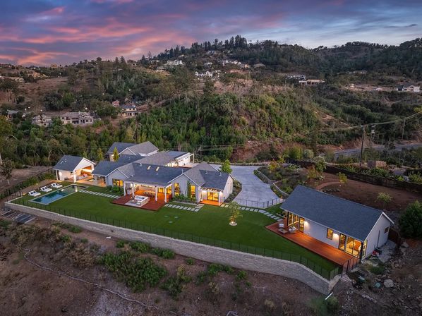 Luxury Wine Country Villa with Pool and Guest House image 12