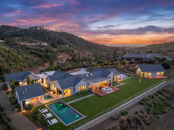 Luxury Wine Country Villa with Pool and Guest House image 13