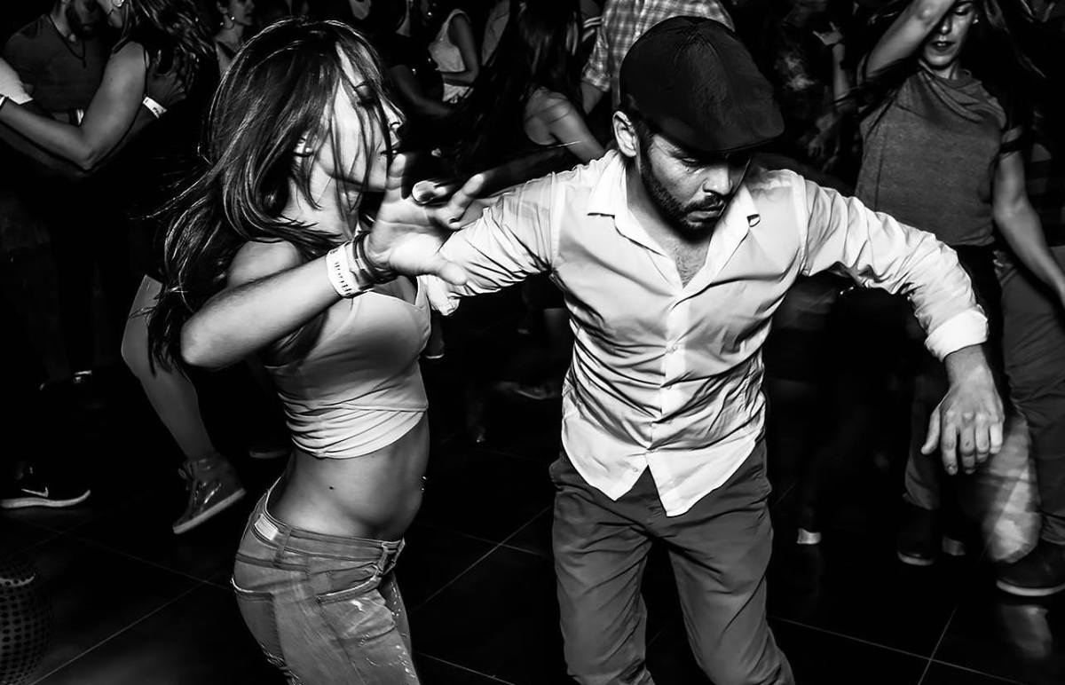 Latin Nightclub Crawl by Party Bus: Free Mixed Drinks & Latin Vibes image 2