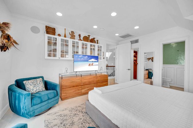 The Modern Castle: Luxury 8-BR Estate with Pool & Rooftop Lounge for Groups image 159