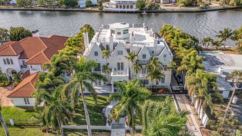 The Modern Castle: Luxury 8-BR Estate with Pool & Rooftop Lounge for Groups image 4