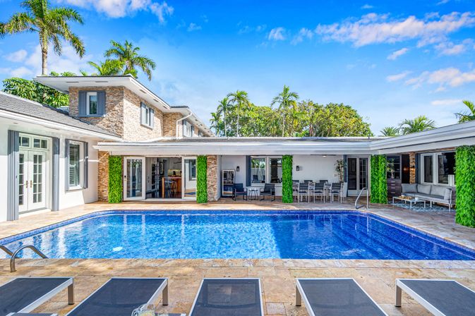 Harbor Key: 6-BR Villa with Pool, Lounge Areas & Outdoor Bar for Group Getaways image 93