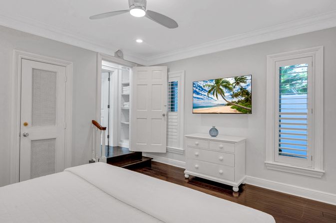 Harbor Key: 6-BR Villa with Pool, Lounge Areas & Outdoor Bar for Group Getaways image 64