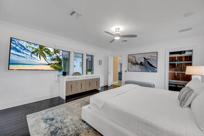 Harbor Key: 6-BR Villa with Pool, Lounge Areas & Outdoor Bar for Group Getaways image 54