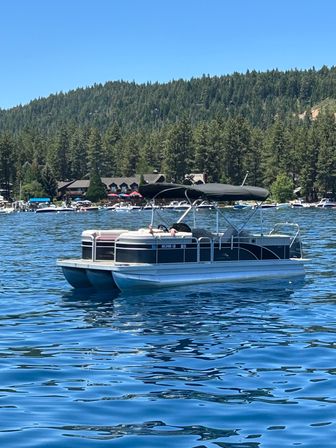 24ft Bennington Pontoon Rental image 1
