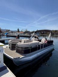24ft Bennington Pontoon Rental image 9