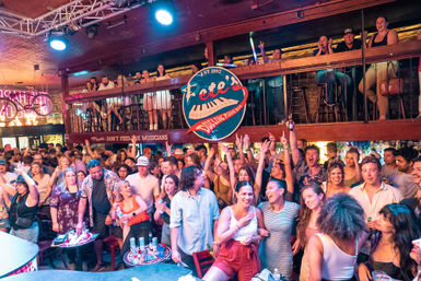 Pete's Dueling Piano Bar - Austin Texas image 9