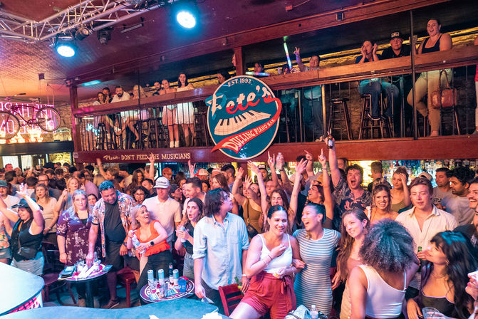 Pete's Dueling Piano Bar - Austin Texas image 9