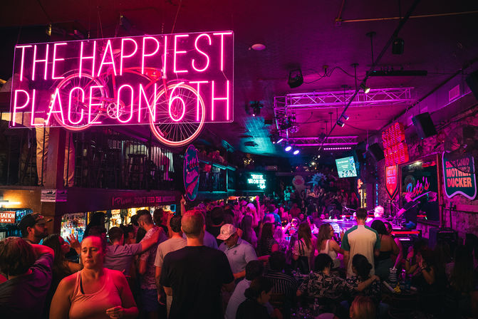 Pete's Dueling Piano Bar - Austin Texas image 8