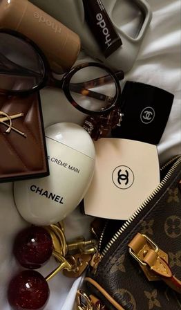 Main Character Gifting: Curated Luxury Gift Boxes image 1